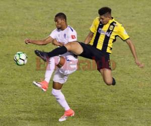 Jerry Bengtson de Olimpia luchando por el balón en el Olímpico de San Pedro Sula. (Fotos: Neptalí Romero / EL HERALDO)