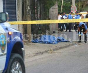 Agentes de la Policía Nacional se hicieron presentes al lugar del crimen en la colonia El Álamo (Foto: EL HERALDO)