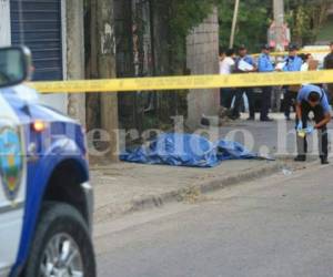 Agentes de la Policía Nacional se hicieron presentes al lugar del crimen en la colonia El Álamo (Foto: EL HERALDO)