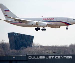 Este avión ruso llegó el pasado 31 de diciembre del 2016 a Virginia, en las afueras de Washington, a traer a los 35 diplomáticos expulsados por Barack Obama por una supuesta injerencia. Foto AFP.