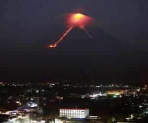 Célebre en Filipinas por la cuasiperfección de su cono, el Mayón, de 2.460 metros de altitud, entró en erupción unas 50 veces en los 400 últimos años. Foto: AFP