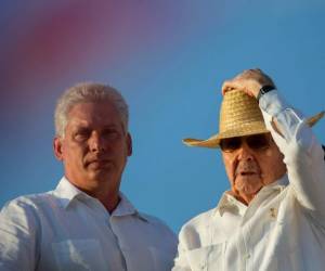 El Primer Vicepresidente Miguel Díaz Canel (de sombrero). Foto AP