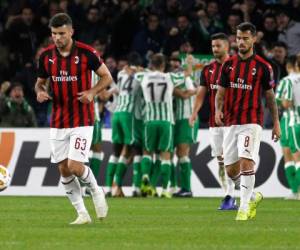 En esta foto del 8 de noviembre del 2018, jugadores del Milan reaccionan mientras los jugadores del Betis, al fondo, celebran tras anotar un gol e n un partido del Grupo F de la Liga Europa en Sevilla. (AP Foto/Manuel Gómez)