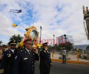 Momento en que la procesión pasa enfrente la Plaza de La Virgen. Fotos: David Romero/EL HERALDO