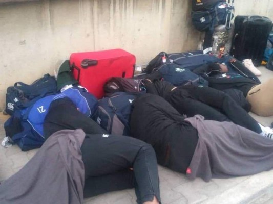 Las imágenes muestran a los integrantes del XV de Zimbabue envueltos en mantas en una acera no identificada, en medio de un desorden de bolsas y maletas.