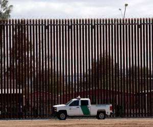 En esta imagen del 5 de abril de 2019, un vehículo de la Oficina de Aduanas y Protección Fronteriza se encuentra frente al muro fronterizo con México mientras el presidente Donald Trump visita una nueva sección de dicho muro en El Centro, California.