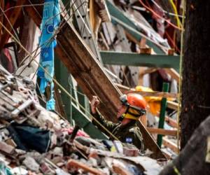 El nuevo sismo había obligado a parar las labores de búsqueda de víctimas del terremoto anterior. Foto AFP