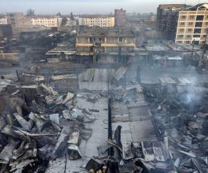 Un camión “cargado de gas explotó, provocando una enorme bola de fuego que se propagó ampliamente”, afirmó en la red social X el portavoz gubernamental Isaac Maigua Mwaura, que dio un balance de tres muertos y 280 heridos.