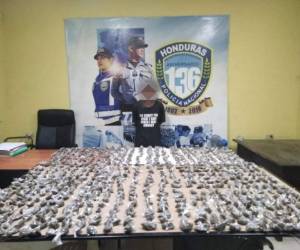 Momento en que las autoridades policiales presentaron al presunto distribuidor de drogas junto con las evidencias que le decomisaron. Foto: EL HERALDO