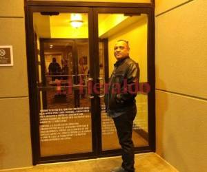 Dennis López fue el primero en llegar al centro de votación ubicado en el hotel Hilton, en Houston.