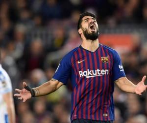 El delantero uruguayo Luis Suarez del Barcelona gesticula durante el partido de fútbol de la liga española entre el FC Barcelona y la Real Sociedad en el estadio Camp Nou de Barcelona. Foto: AFP