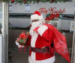 San Nicolás no olvidó su mágico saco rojo, donde ya guarda las cartitas de sus nietecitos. Foto: Efraín Salgado/El Heraldo