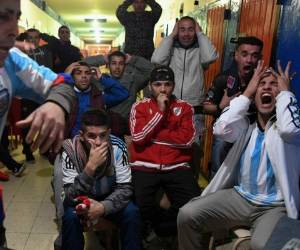Aficionados de Argentina lamentan la eliminación de la selección del mundial en Rusia 2018.