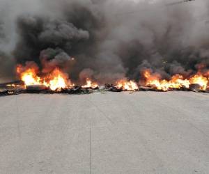 La carretera que conduce hacia Olancho se convirtió en el escenario de pugna política este jueves 15 de enero, debido a que colectivos del partido Libertad y Refundación (Libre) instalaron un bloqueo total del paso vehicular con quema de llantas. A continuación algunas de las imágenes capturadas en el momento.