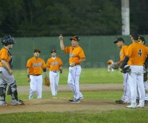 Edgardo Amaya, entrenador de Orioles, junto a sus muchachos en el Chochi Sosa.