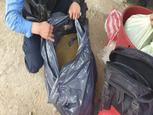 La Policía Nacional encontró varios paquetes, con presunta droga, ocultos en bolsas y sacos.
