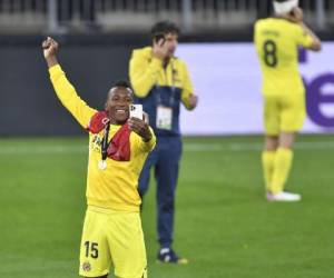 El lateral ecuatoriano Pervis Estupiñán del Villarreal de España se saca una selfie tras la victoria ante el Manchester United en la final de la Liga Europa, el miércoles 26 de mayo de 2021. Foto:AP