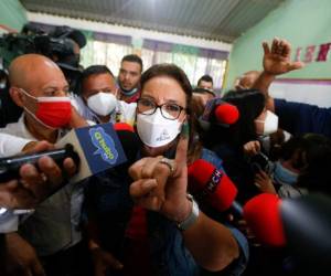 La presidenciable Xiomara Castro (Libre, de izquierda) invitó a todos los hondureños a salir masivamente a votar este domingo.