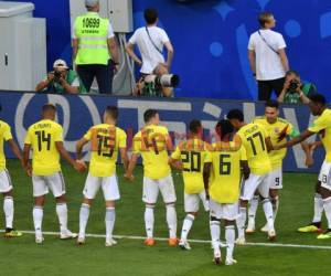 El defensor de Colombia Yerry Mina, celebra con sus compañeros después de marcar un gol a Senegal. Foto:AFP