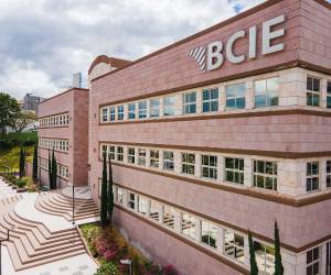 El directorio es un órgano de carácter permanente que funciona en la sede del banco, y es responsable de la dirección del BCIE.