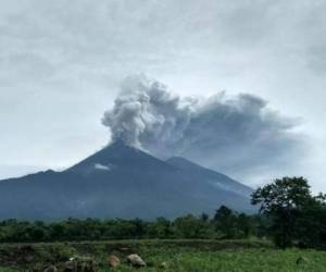 Momento en el que el volcán hace erupción y pone en riesgo a varias comunidades. Foto: Cortesía Prensa Libre/Conred