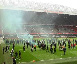 Los aficionados protestan contra los propietarios del Manchester United, dentro del estadio Old Trafford del Manchester United en Manchester, noroeste de Inglaterra. Foto: Agencia AFP.