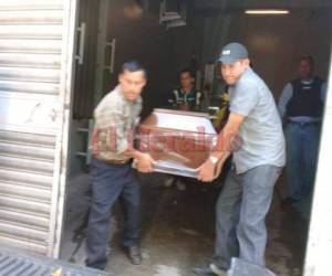 Los familiares retiraron este martes el cuerpo de la morgue capitalina. Foto Estalin Irías| EL HERALDO