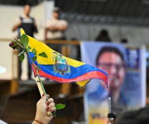Ecuador se encuentra consternado por la muerte del favorito para ganar las próximas elecciones.