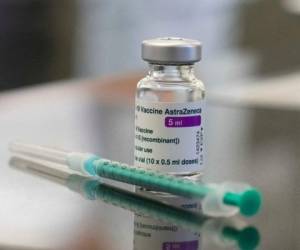 Esta vacuna fue desarrollada por los investigadores de la universidad de Oxford en colaboración con el laboratorio británico AstraZeneca. Foto: AFP