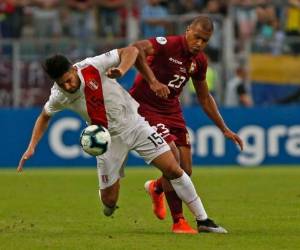 Ni la Vinotinto ni los peruanos pudieron dominar con criterio el balón. Foto: AFP