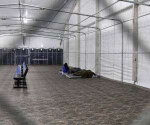 Migrantes detenidos en un área de carpas con aire acondicionado en un centro de la Patrulla Fronteriza en Tornillo, Texas, el jueves 15 de agosto de 2019. Fotos: Agencia AP.
