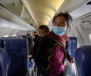 'Por favor, ayúdeme, no hablo inglés', se lee en un sobre de manila con el que decenas de familias indocumentadas de Guatemala y Honduras llegan a diario al aeropuerto de McAllen, Texas. El primero en el que entran en su vida. FOTOS: AFP