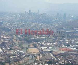 La bruma mantiene un ambiente opaco sobre la capital hondureña. (Foto: Alex Pérez/El Heraldo)