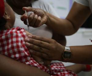 La vacuna contra el sarampión se aplica a los niños de 12 y 18 meses de edad.