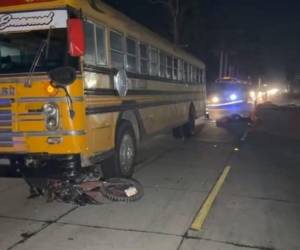 El cuerpo de la víctima quedó varios metros atrás del bus.