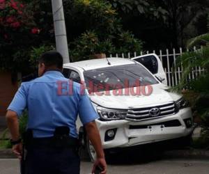 Tres personas fueron ultimadas de varios disparos en el interior de este vehículo blanco en la tercera calle de la avenida circunvalaciones de la ciudad de San Pedro Sula, zona norte de Honduras.