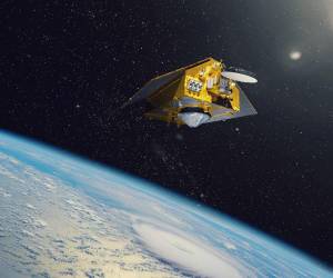 Satélite de observación oceánica Sentinel-6B orbitando la Tierra con sus paneles solares desplegables extendidos.