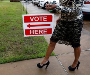 Una votante se dirige a un centro de votación para las primarias presidenciales, en Ridgeland, Mississippi, el 10 de marzo de 2020. Foto AP.