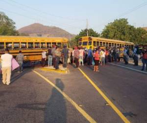 Ubicados en el sector de Santa Elena, decenas de pobladores con banderas en mano decidieron cerrar el paso de los automóviles para exigir que se agilicen sus peticiones.