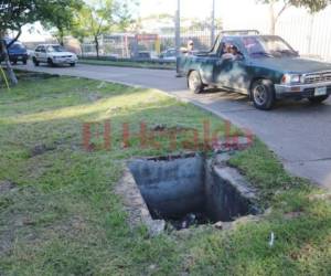 Cinco tragantes de aguas lluvias se encuentran sin tapadera y llenos de basura.