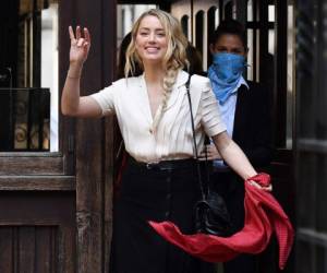 La actriz estadounidense Amber Heard saluda cuando llega el día diez del juicio por difamación de su ex esposo, el actor estadounidense Johnny Depp contra News Group Newspapers (NGN), en el Tribunal Superior de Londres. Foto: Agencia AFP.