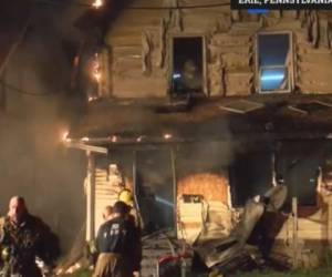 Momento en el que la inmueble era consumido por las llamas. Fotos: captura video Univisión.