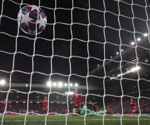 El arquero del Liverpool Adrián, al centro, no puede evitar el gol de Marcos Llorente, del Atlético de Madrid, el segundo tanto de su equipo en el juego de vuelta por los octavos de final de la Liga de Campeones, el miércoles 11 de marzo de 2020, en Liverpool, Inglaterra. Foto: Agencia AP.