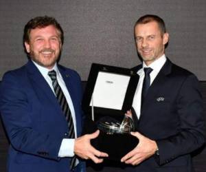 Aleksander Ceferin presidente de la UEFA y Alejandro Domínguez presidente de la Conmebol. Foto: AFP