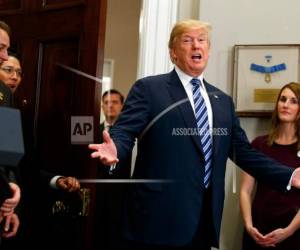 Trump tuiteó que el diario 'me atacó con una pieza muy vieja, aburrida y repetida'.