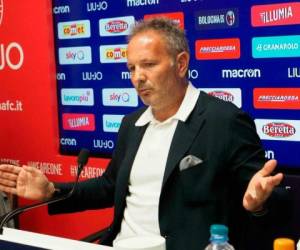 'Cuando supe la noticia fue un golpe realmente duro', admitió el entrenador serbio Sinisa Mihajlovic. Foto: AP.