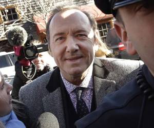 Kevin Spacey llega a la Corte de Distrito en Nantucket, Massachusetts. La policía británica viajó a Estados Unidos para interrogar al actor ante denuncias de violencia sexual. Foto: Agencia AP.