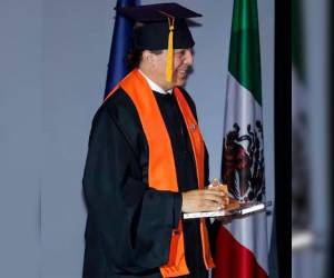A sus 51 años de edad, el cantante Cristian Castro demostró que nunca es tarde para cumplir una meta: este miércoles 12 de agosto recibió su diploma de bachillerato, conocido como preparatoria en México.