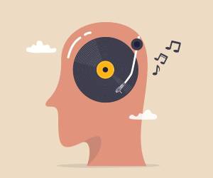 El sistema límbico, el núcleo accumbens, la corteza prefrontal, el cerebelo y los ganglios basales, y la ínsula se involucran en la experiencia de escuchar música.