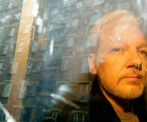En esta imagen de archivo del miércoles 1 de mayo de 2019, edificios reflejados en la ventana mientras el fundador de WikiLeaks Julian Assange es trasladado desde el tribunal, donde compareció acusado de saltarse los términos de su fianza en Gran Bretaña hace siete años, en Londres. (AP Foto/Matt Dunham)